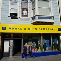 Foto scattata a Human Rights Campaign (HRC) Store da nosoymariachi il 7/30/2016