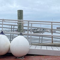 รูปภาพถ่ายที่ Newport Yachting Center โดย Enoch L. เมื่อ 8/29/2021