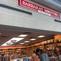 Photo taken at Barbara&amp;#39;s Bookstore by Enoch L. on 9/2/2019