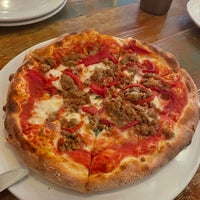 Foto diambil di Vagabond Pizza oleh Rhonda R. pada 8/13/2021