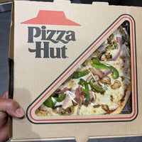 Снимок сделан в Pizza Hut, Inc. пользователем Rhonda R. 4/21/2022