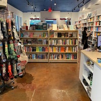 Foto diambil di Writer&amp;#39;s Block Bookstore oleh Jody M. pada 12/22/2019