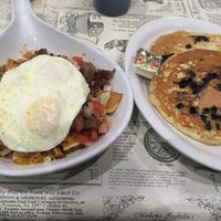 Foto tirada no(a) Sidewalk Cafe por Austin H. em 7/24/2015