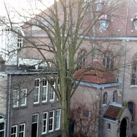 Photo taken at Amsterdam Hostel Sarphati by Ahmed-Edmundo C. on 12/25/2014