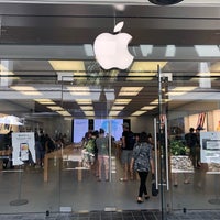 Photo taken at Apple Ala Moana by Toshiyuki on 9/11/2019