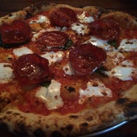 9/8/2016 tarihinde Tara L.ziyaretçi tarafından Roberta&amp;#39;s Pizza'de çekilen fotoğraf