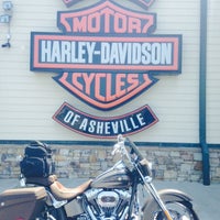 Das Foto wurde bei Harley-Davidson of Asheville von Wm D. am 6/10/2015 aufgenommen