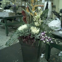 รูปภาพถ่ายที่ Ashland Addison Florist โดย Katie M. เมื่อ 10/16/2012