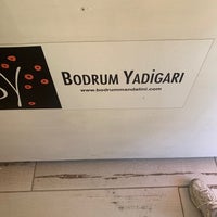 รูปภาพถ่ายที่ Bodrum Yadigarı โดย Serdar T. เมื่อ 9/22/2022