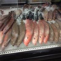 Foto tomada en Ward&#39;s Seafood Market  por Chris el 9/17/2012