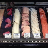 รูปภาพถ่ายที่ Ward&amp;#39;s Seafood Market โดย Chris เมื่อ 12/27/2012