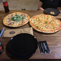 Foto diambil di Pomidori Pizzeria oleh Yusuf S. pada 7/2/2021