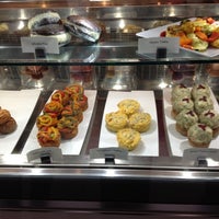 Foto tomada en The Meatloaf Bakery  por Yolanda C. el 10/13/2012