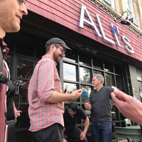 Foto tirada no(a) Ali&amp;#39;s Restaurant por Robin em 7/26/2017