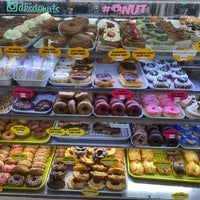 รูปภาพถ่ายที่ DK&amp;#39;s Donuts and Bakery โดย Robin เมื่อ 7/31/2022