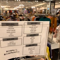 Photo taken at Forever 21 by ヒメチャニア フ. on 10/6/2019