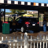Foto tomada en Speedy Car Wash &amp;amp; Oil Change  por Melissa Z. el 10/10/2012