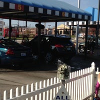 Foto tomada en Speedy Car Wash &amp;amp; Oil Change  por Melissa Z. el 11/9/2012