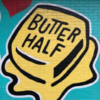 Снимок сделан в You&amp;#39;re My Butter Half (2013) mural by John Rockwell and the Creative Suitcase team пользователем Vinay 4/13/2019
