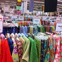 Foto tirada no(a) Fabric Depot por Maggie B. em 9/23/2012