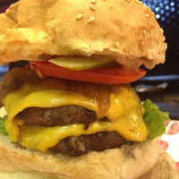 Foto scattata a Beeves Burger &amp;amp; Steakhouse da F CİHAD D. il 10/4/2015
