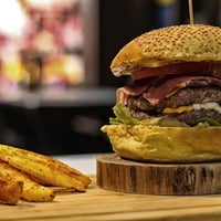 Foto tirada no(a) Aloha Burger &amp;amp; Kitchen por F CİHAD D. em 12/24/2016