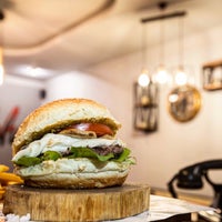 Foto tirada no(a) Aloha Burger &amp;amp; Kitchen por F CİHAD D. em 8/9/2020