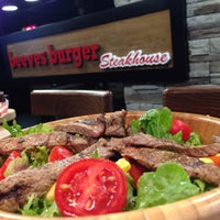 Снимок сделан в Beeves Burger &amp;amp; Steakhouse пользователем F CİHAD D. 9/15/2015