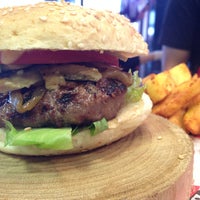 Снимок сделан в Beeves Burger &amp;amp; Steakhouse пользователем F CİHAD D. 9/15/2015