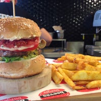 Снимок сделан в Beeves Burger &amp;amp; Steakhouse пользователем F CİHAD D. 9/10/2015