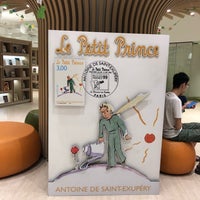 Photo taken at Bedok Public Library by Louie D. on 11/11/2018