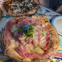 Foto diambil di Song&amp;#39; e Napule Pizzeria oleh G M. pada 10/29/2023