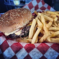 Foto tomada en Jake&#39;s Burgers &amp; Billiards  por Arya T. el 9/20/2012