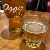 Photo taken at Oggi&amp;#39;s Sports | Brewhouse |Pizza by Rob V. on 12/22/2021