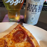Photo taken at Oggi&amp;#39;s Sports | Brewhouse |Pizza by Rob V. on 11/2/2022
