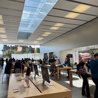 Photo taken at Apple Lincoln Park by Dimitri N. on 8/9/2022