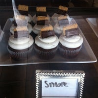 รูปภาพถ่ายที่ Little Cake Bakery โดย Wendy G. เมื่อ 12/8/2012
