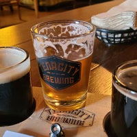 Foto diambil di Tenacity Brewing oleh Eric S. pada 4/13/2023