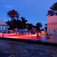 Das Foto wurde bei Pool at the Diplomat Beach Resort Hollywood, Curio Collection by Hilton von Phillip K. am 7/29/2019 aufgenommen