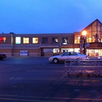 รูปภาพถ่ายที่ Family Fare Supermarket โดย Thomas J. เมื่อ 12/22/2011