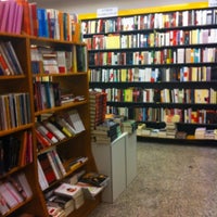 รูปภาพถ่ายที่ Librería Luces โดย Verónica G. เมื่อ 11/11/2011