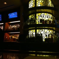 Foto diambil di J&amp;#39;s Restaurant And Bar oleh Matt B. pada 8/13/2011