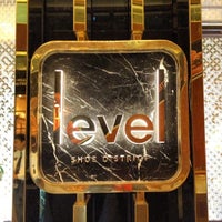 รูปภาพถ่ายที่ Level Shoes โดย Arron S. เมื่อ 10/24/2012