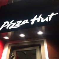 Foto tirada no(a) Pizza Hut por Yeşim A. em 11/8/2015