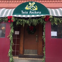 Снимок сделан в Twin Anchors Restaurant &amp;amp; Tavern пользователем Mary O. 12/4/2021