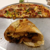 12/22/2012 tarihinde Joe V.ziyaretçi tarafından Pizza Burger'de çekilen fotoğraf
