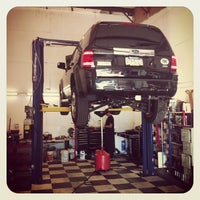 Das Foto wurde bei Jesses Garage European Auto Repair von Dr. Ive A. Roundcstuff am 10/11/2012 aufgenommen