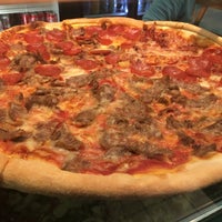 3/7/2017 tarihinde Connor W.ziyaretçi tarafından Pizza Paradise'de çekilen fotoğraf