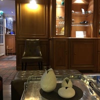Foto diambil di Hôtel de Fleurie oleh Chie pada 2/16/2018