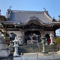 Photo taken at 瑠璃山 真福院 井戸寺 (第17番札所) by asami . on 3/24/2022